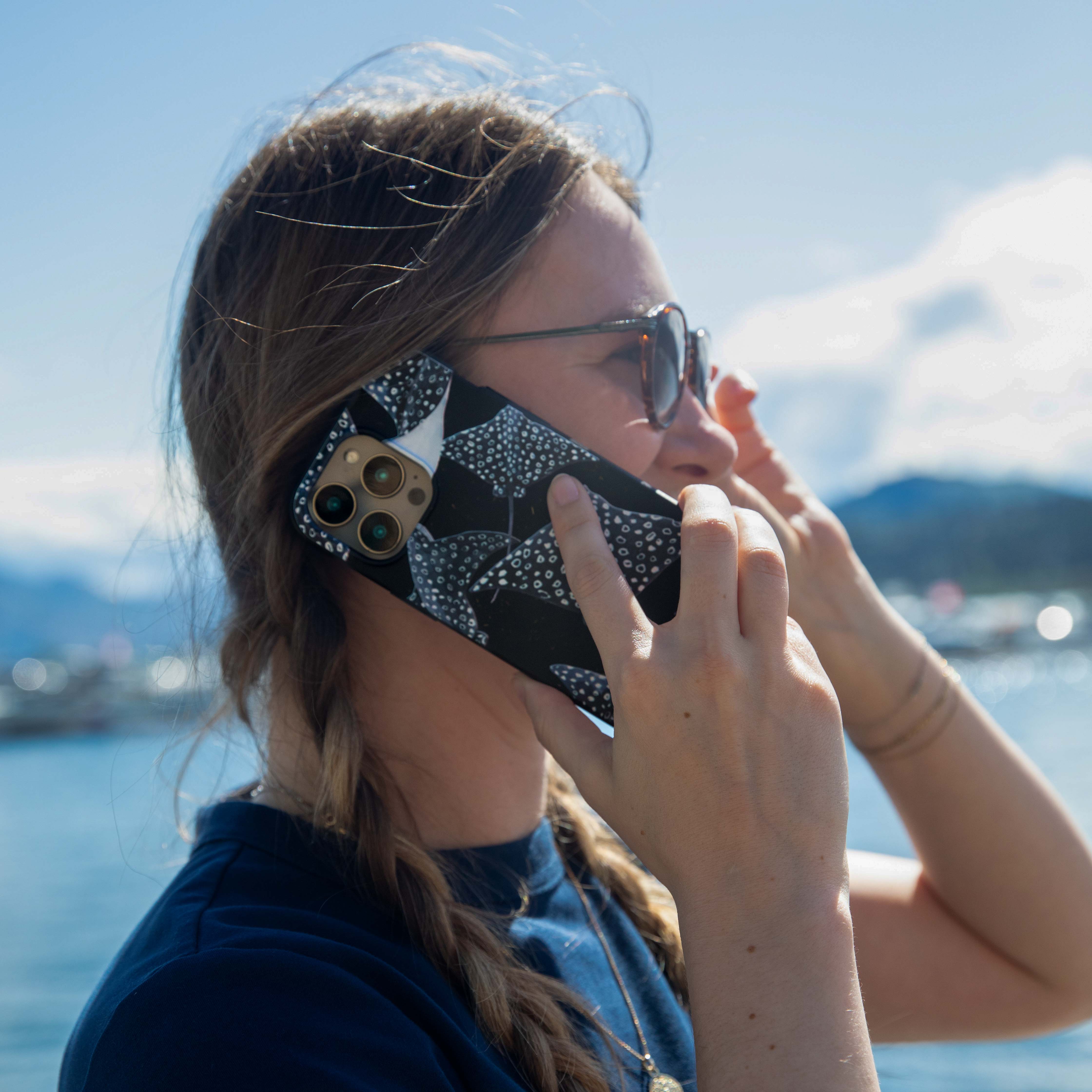 Black Midnight Rays iPhone 6/6s/7/8/SE Case - Image 2