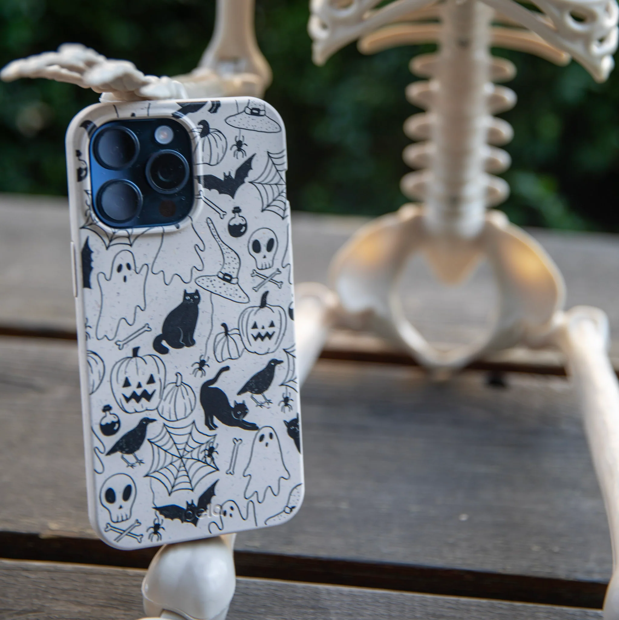 London Fog Sketchy Spirits iPhone 14 Pro Case - Image 9