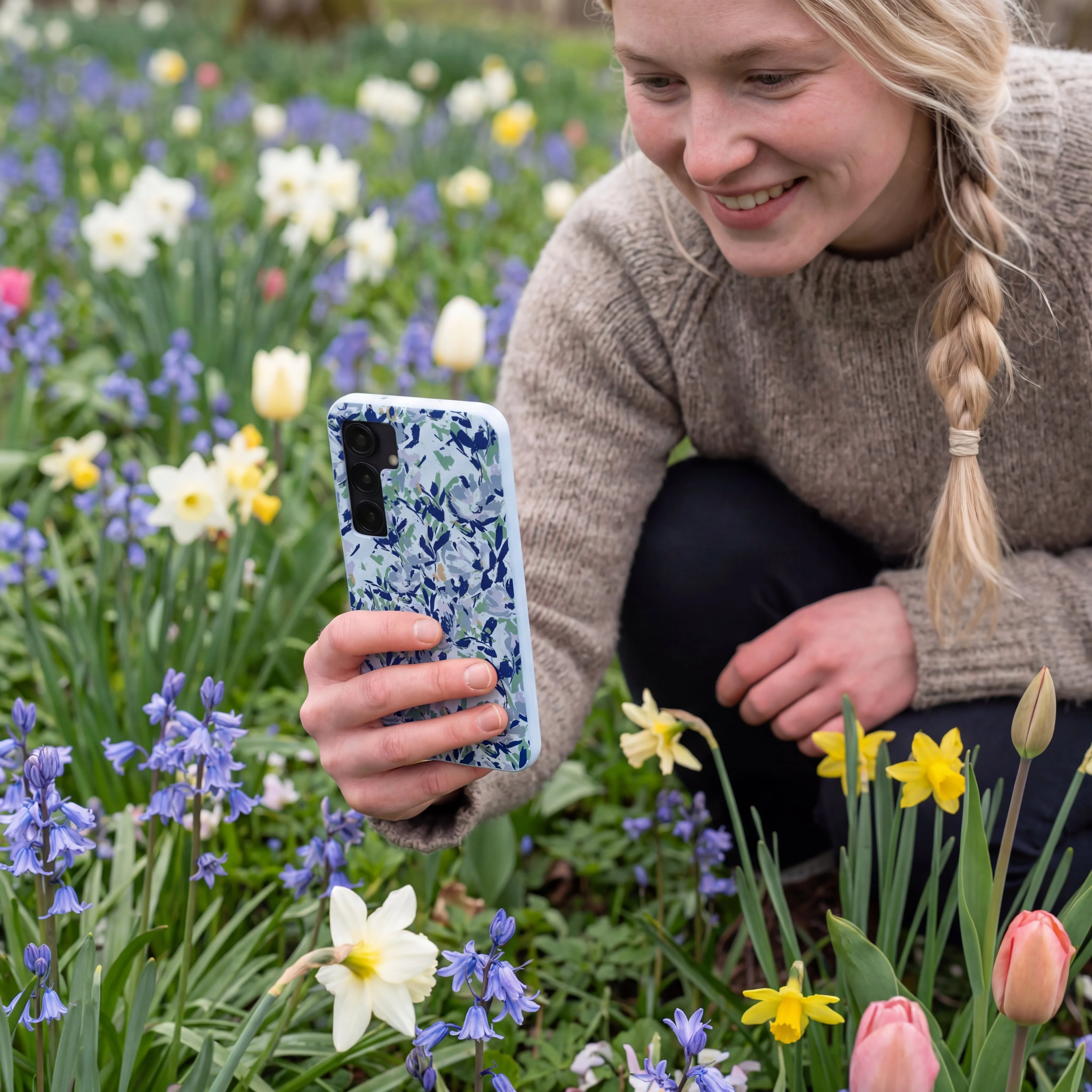Powder Blue Blue Blooms Samsung Galaxy S24 Case - Image 2